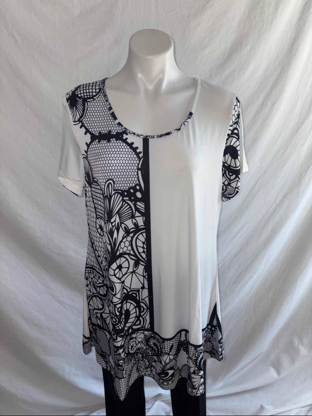 Lily by Firmiana Black & White Short Sleeve Printed Tunic Top